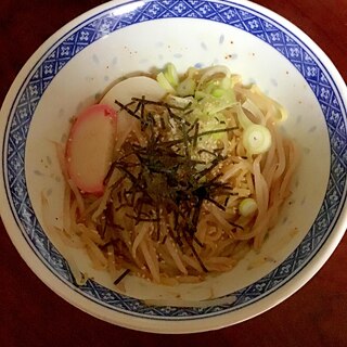 麺つゆの素＆ごま油の蒲鉾tとモヤシの和風油そば。